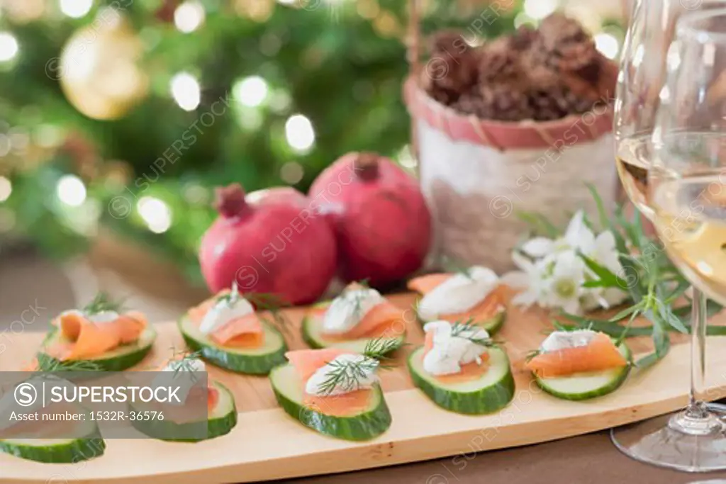 Cucumber slices with smoked salmon & dill cream (Christmas)