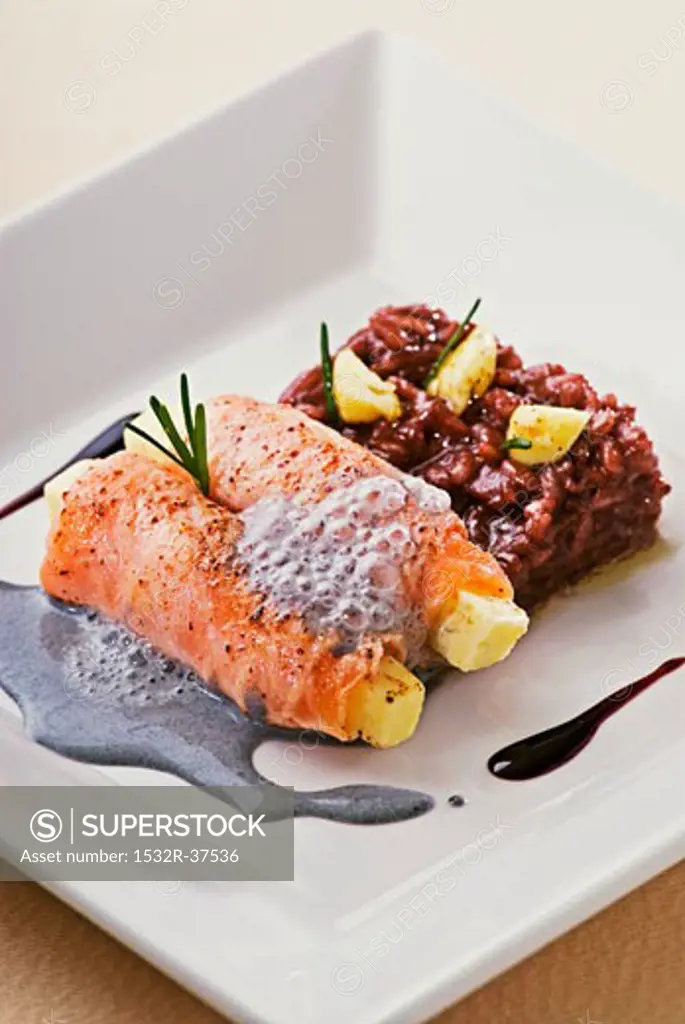 Salmon with queijo coalho, red wine risotto and ink sauce