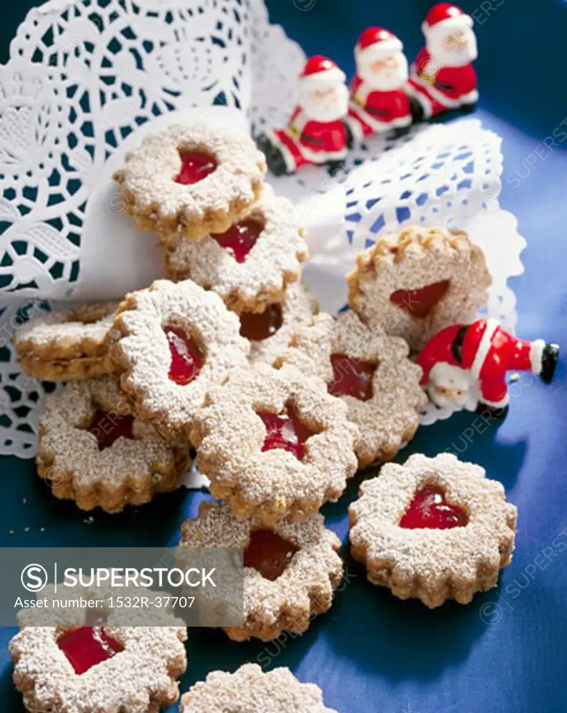 Jam-filled cinnamon biscuits with Father Christmas figures