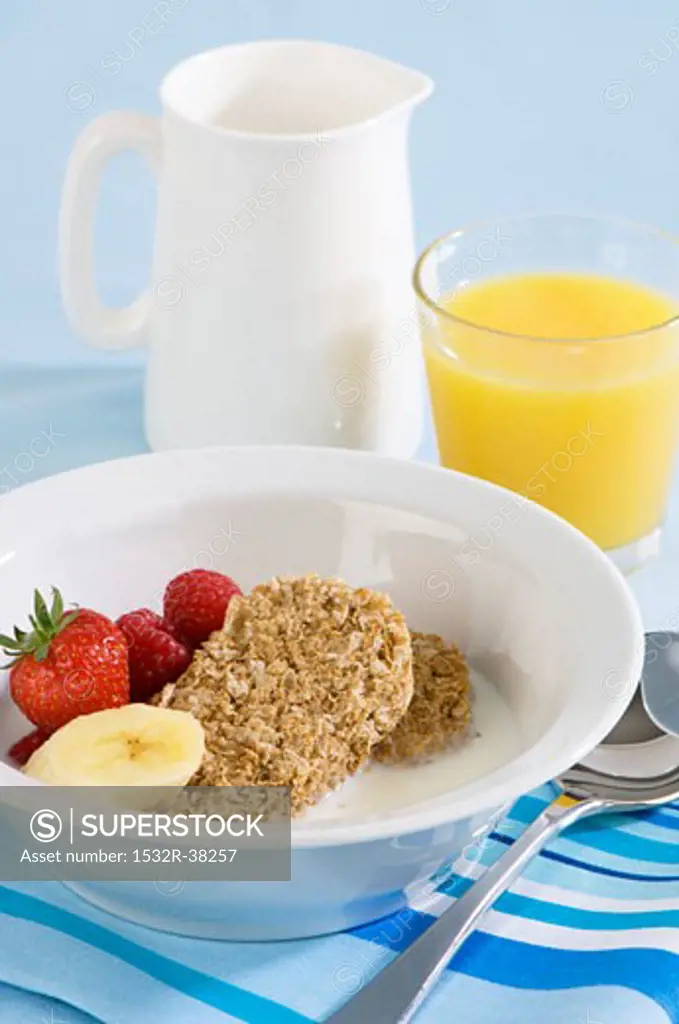 Wheat biscuits with milk, fruit and orange juice