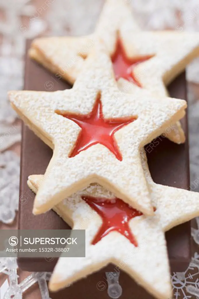 Jam-filled star biscuits with icing sugar (Christmas)