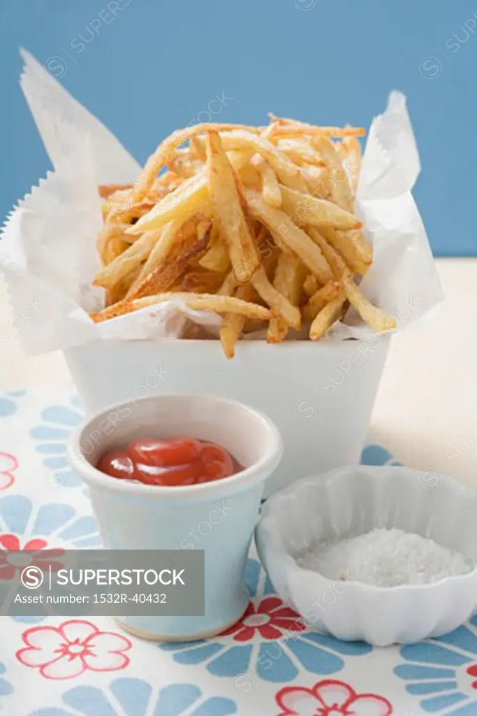 Chips with ketchup and salt