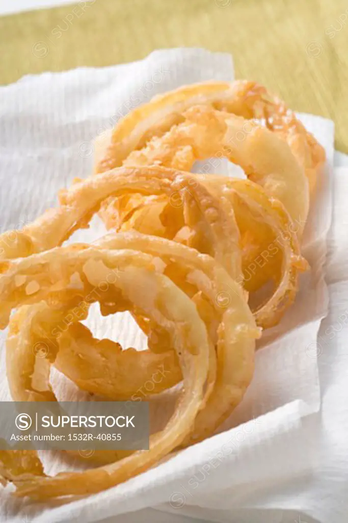 Deep-fried onion rings on kitchen paper