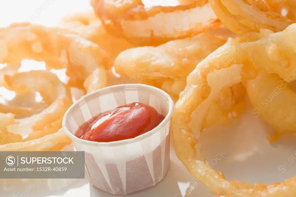 Deep-fried onion rings with ketchup