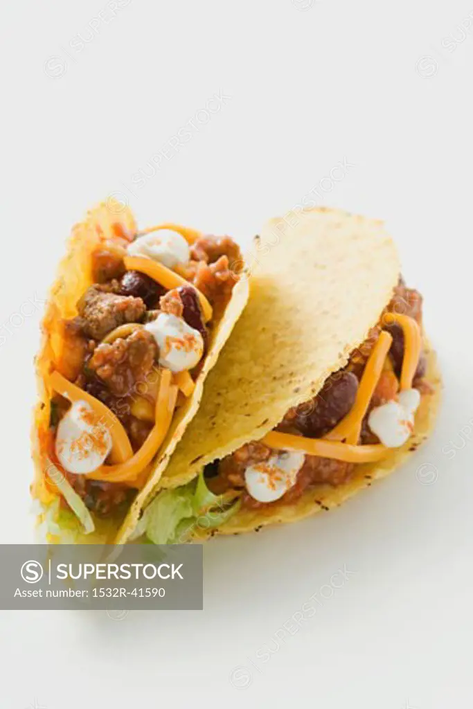 Tacos filled with mince, cheese and sour cream