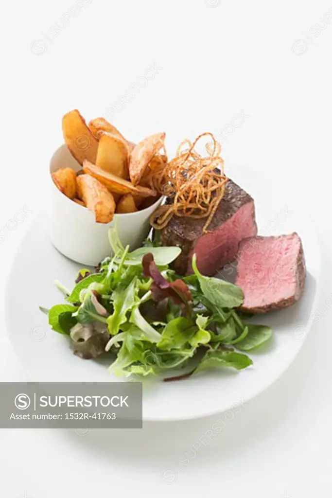 Beef fillet with deep-fried onions, salad & potato wedges