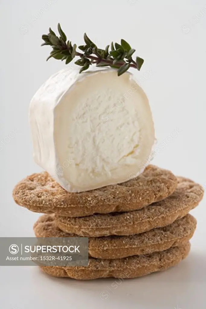 Goat's cheese with thyme on wholemeal crackers