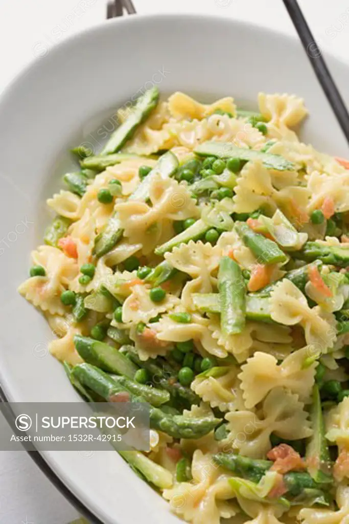 Farfalle with green asparagus and peas