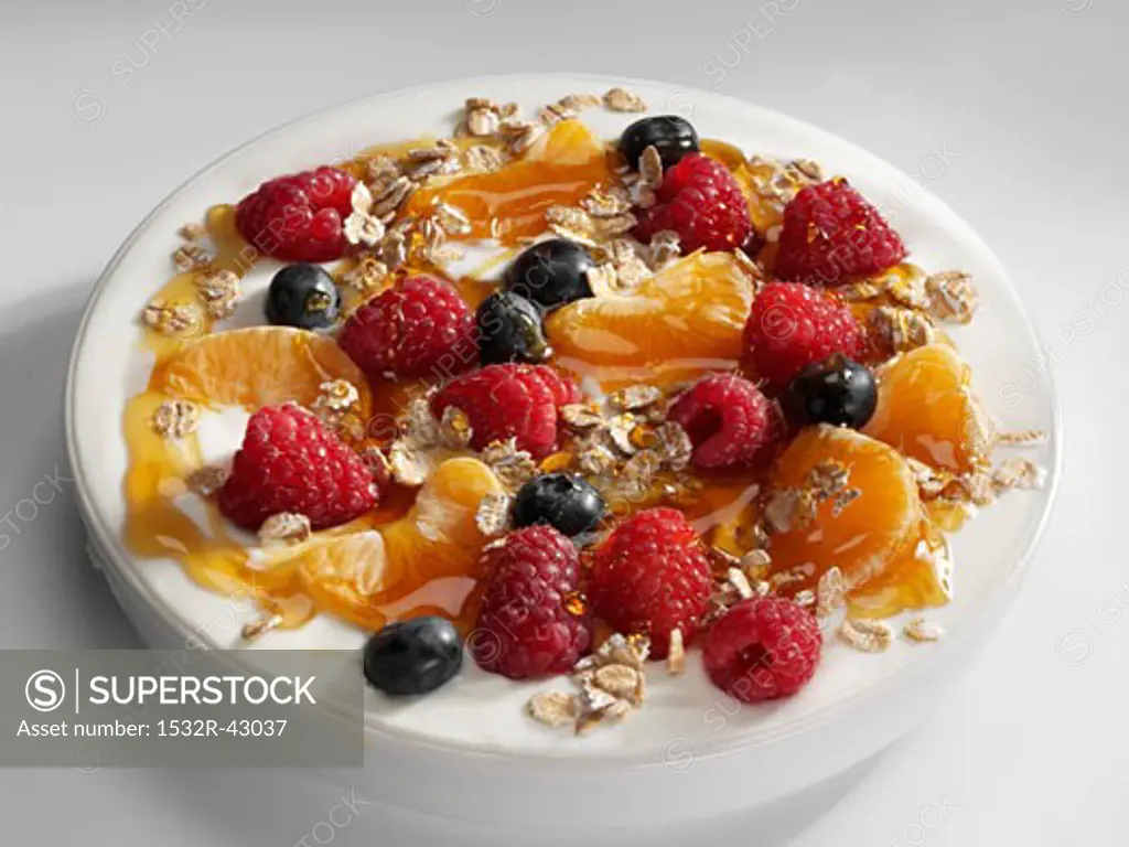 Yoghurt with berries, rolled oats and honey