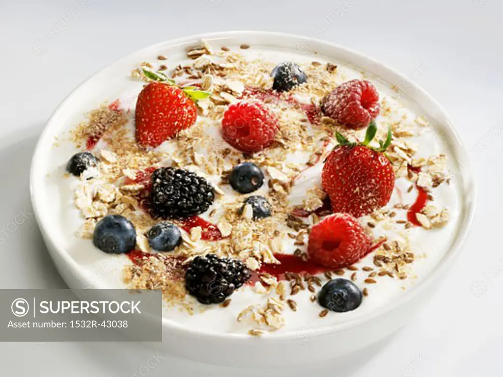 Yoghurt with berries, linseed, rolled oats and oat bran