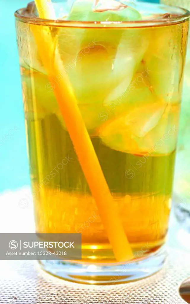 Oolong tea with ice cubes