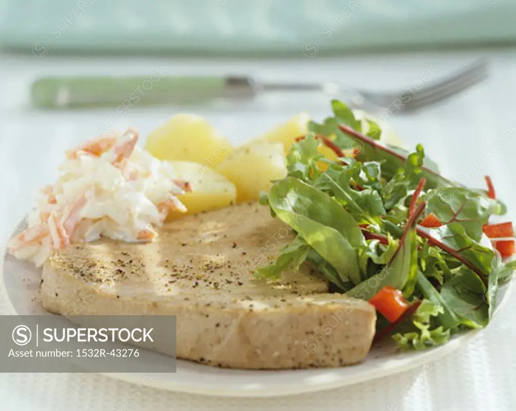 Tuna steak with salad