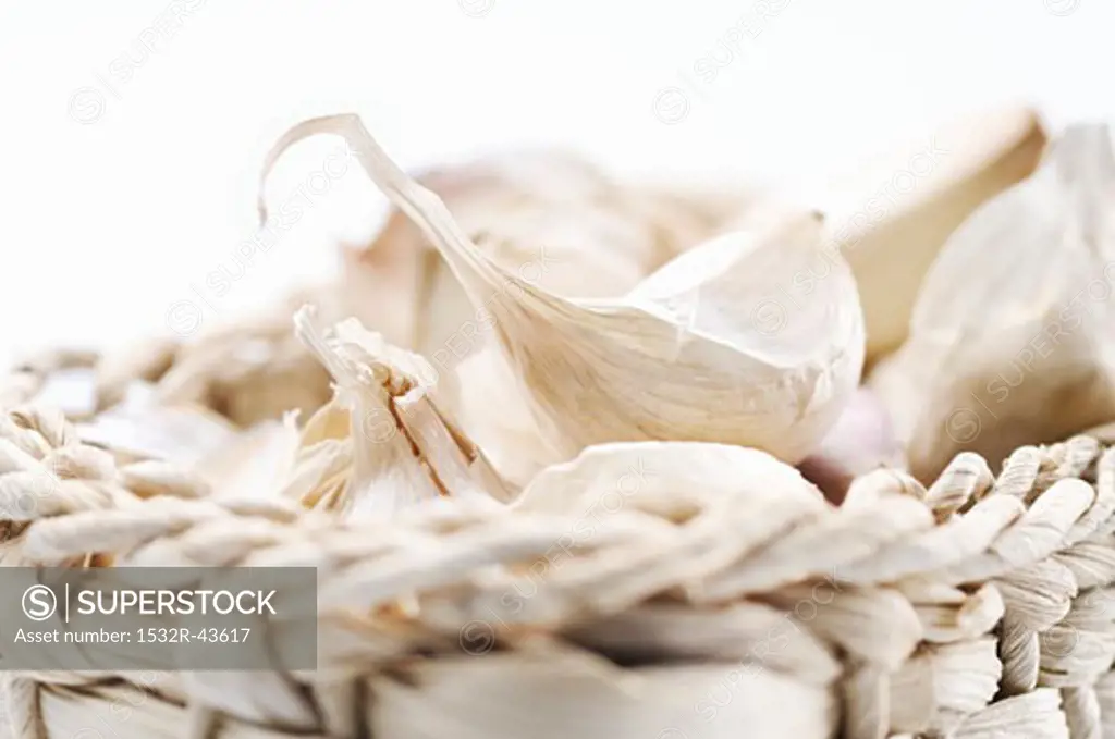 Small basket of garlic cloves (close-up)