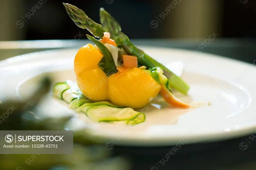 Yellow pepper stuffed with asparagus and vegetables