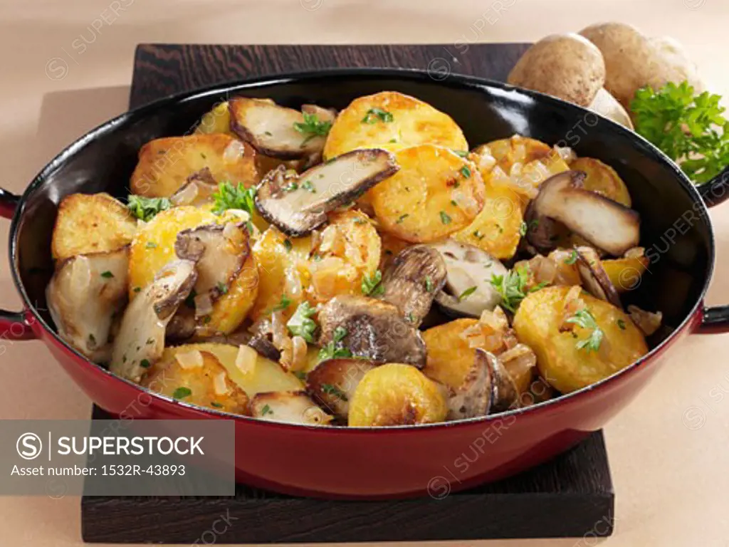 Pan-cooked potatoes and ceps