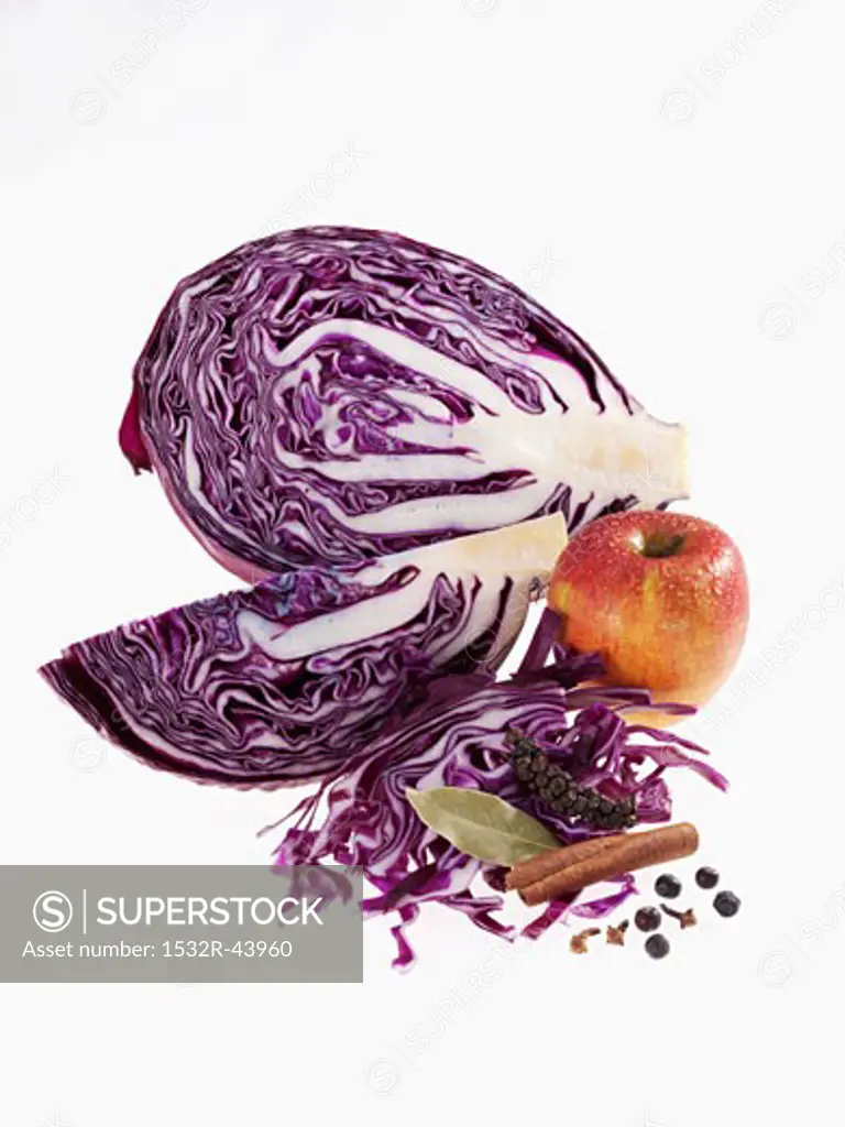 Apple red cabbage ingredients: cabbage, apple, cinnamon, pepper