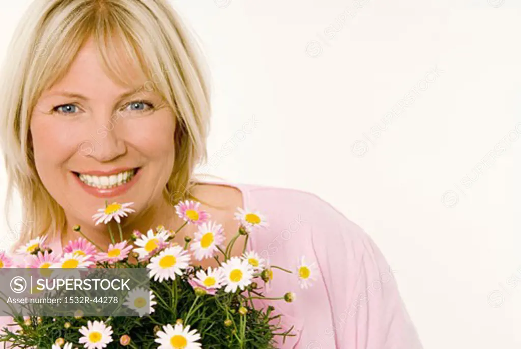 Woman with marguerites