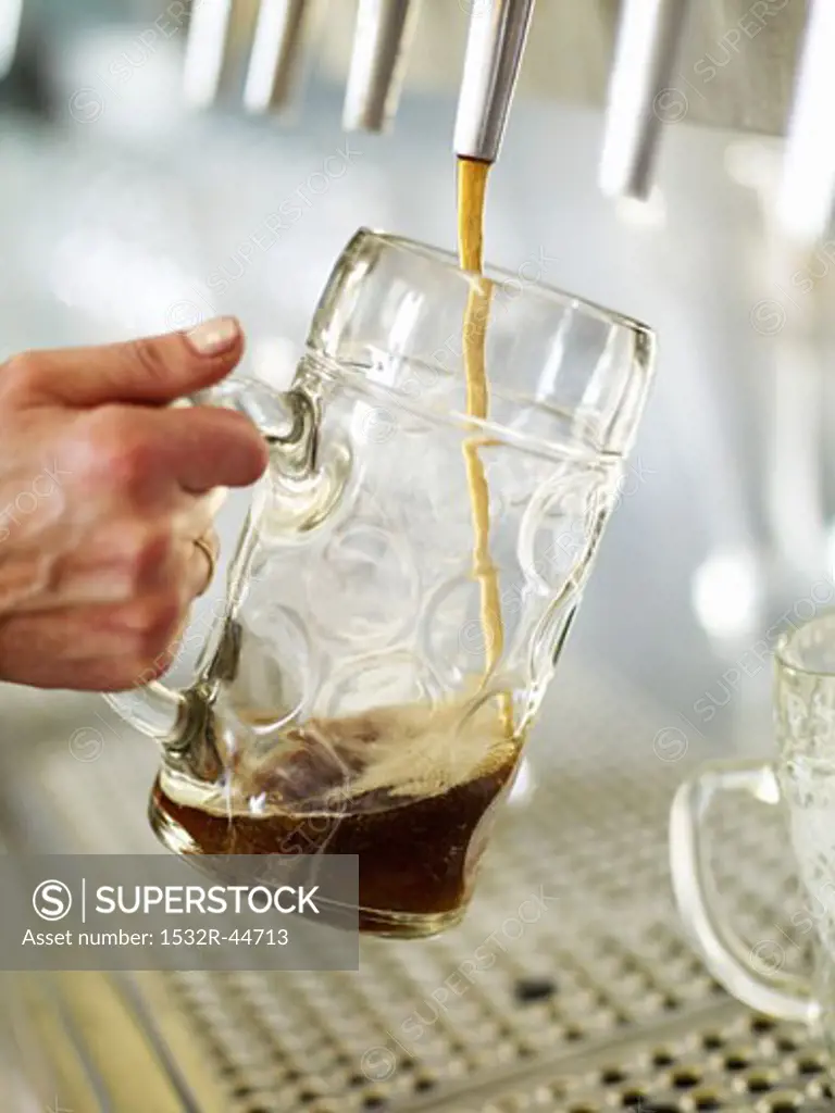 Filling a tankard with Spezi (cola and lemonade)