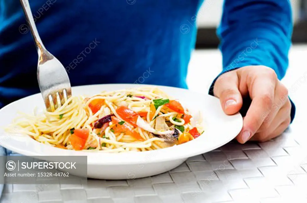 Twisting spaghetti with vegetables & mushrooms round fork