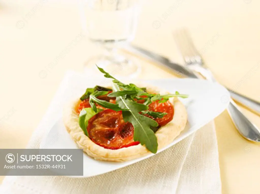 Small tomato pizza with rocket