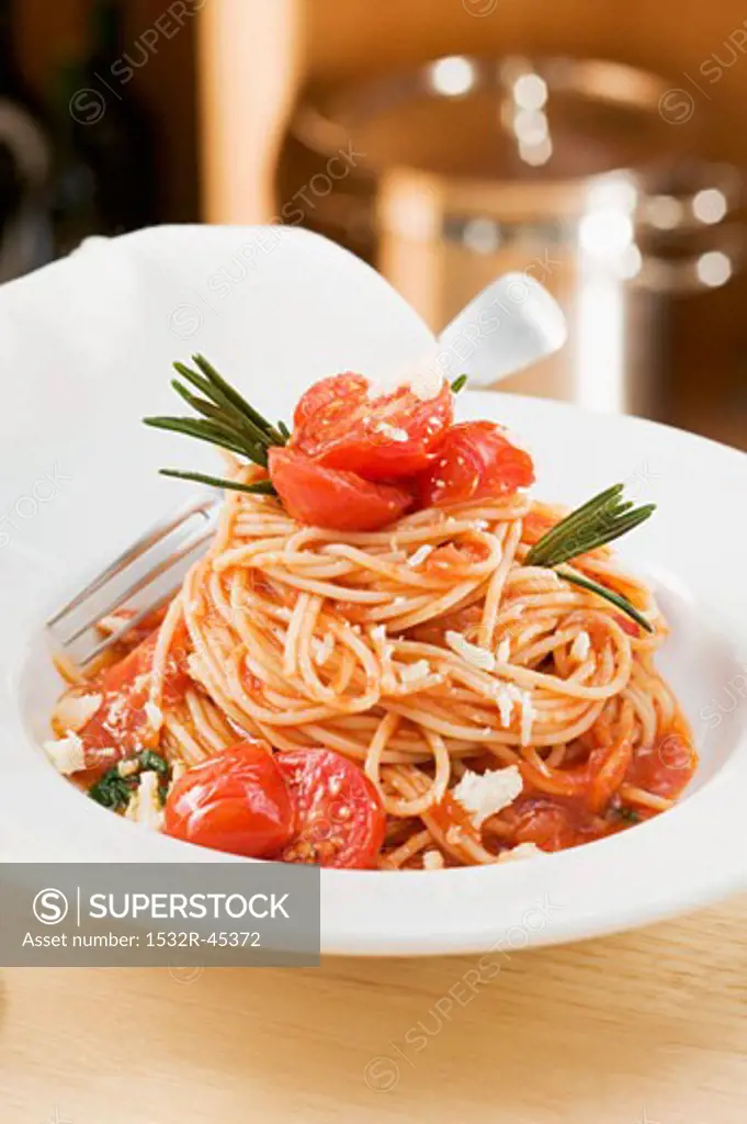 Spaghetti with tomatoes and rosemary