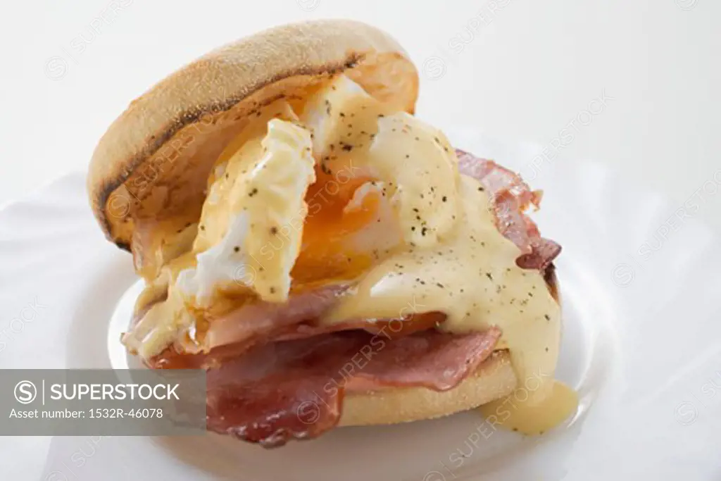 English muffin with fried egg, bacon & cheese sauce (USA)