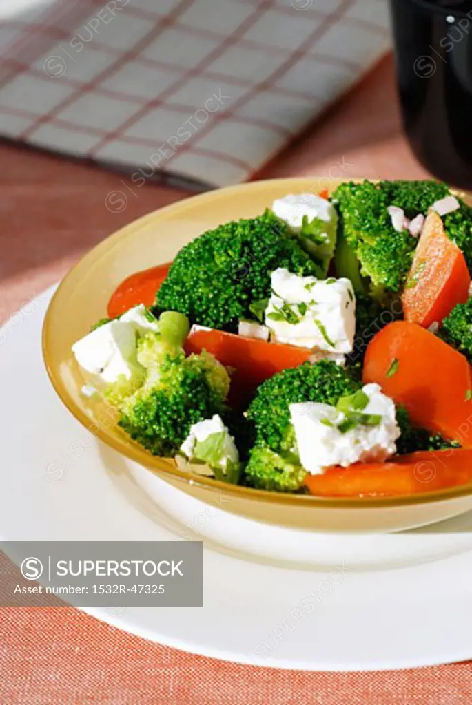 Broccoli salad with peppers and sheep's cheese