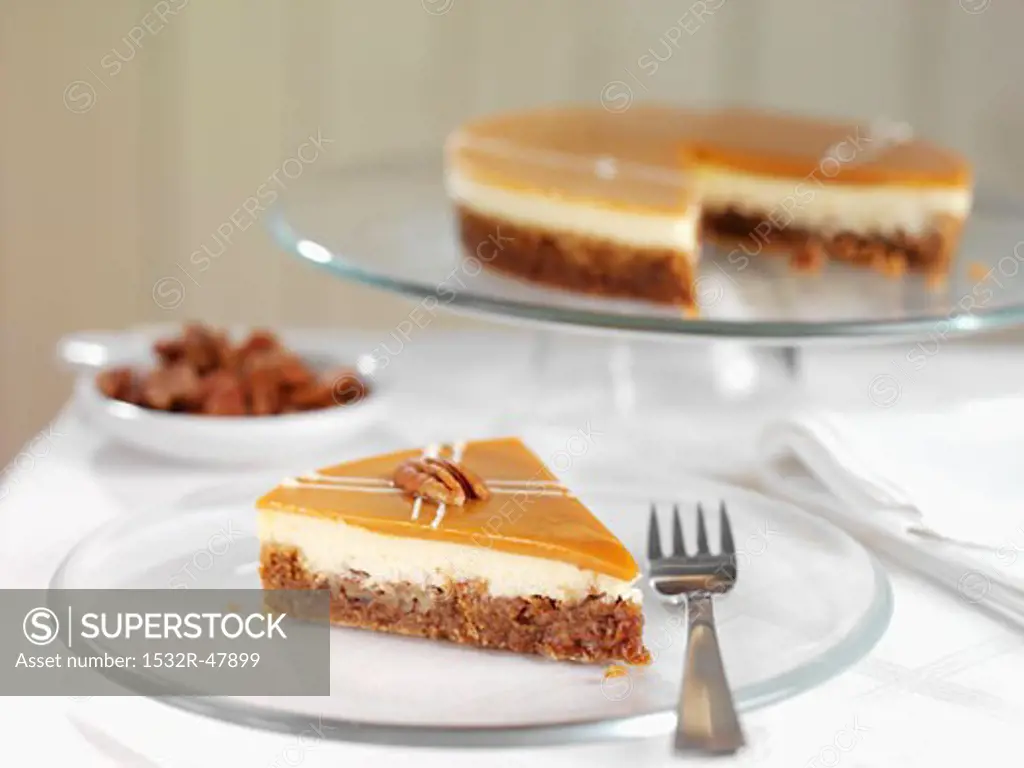 Cheesecake with pecans and maple syrup