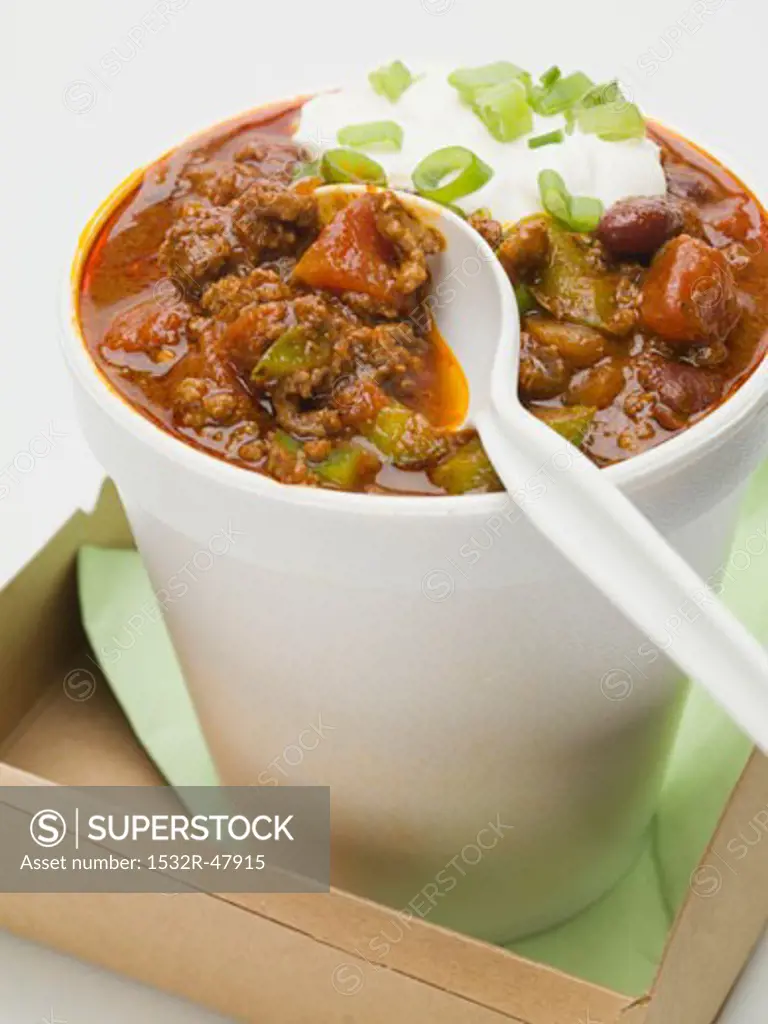 Chili con carne with sour cream in polystyrene cup (with spoon)