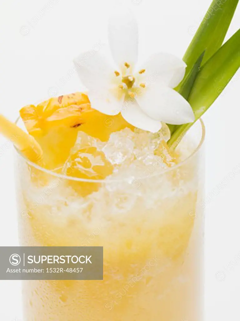 Pineapple drink with ice cubes (close-up)