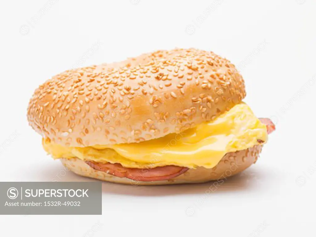 Sesame bagel filled with scrambled egg, cheese and ham