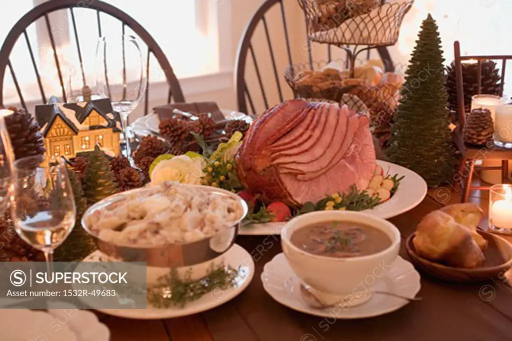 Christmas table with roast ham (USA)