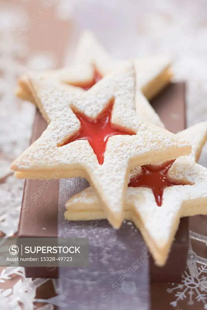 Star-shaped jam biscuits with icing sugar (Christmas)