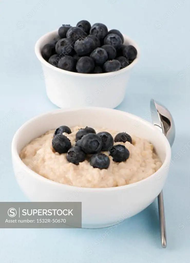 Porridge with fresh blueberries
