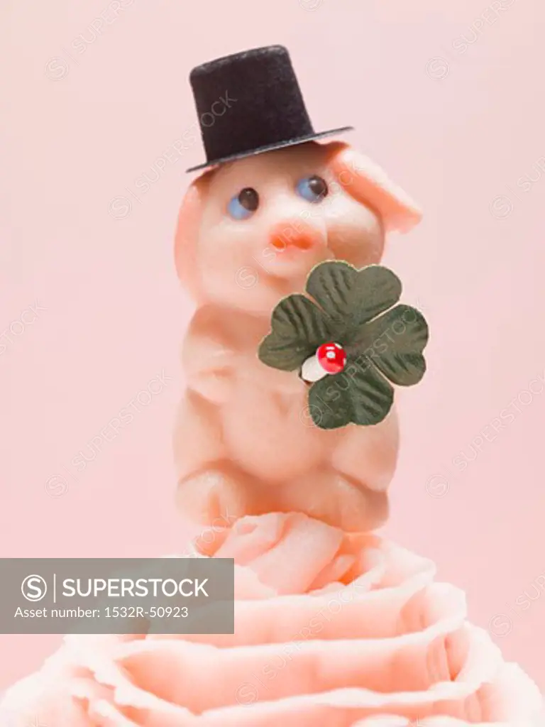Marzipan pig with four-leaf clover