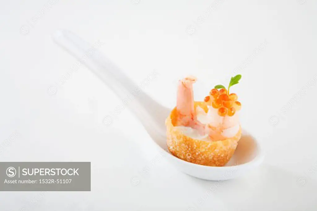 Croustade filled with garlic cream, prawn, salmon caviar on spoon