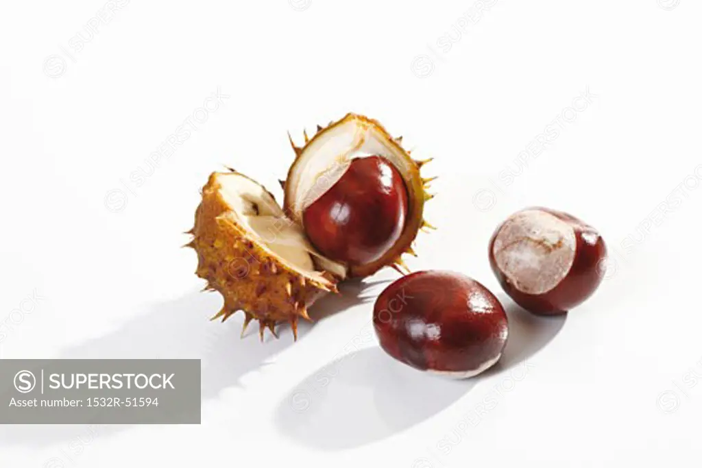 Horse chestnuts, with and without shells
