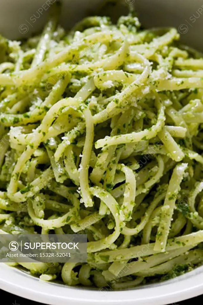 Linguine with cashew nuts and rocket pesto