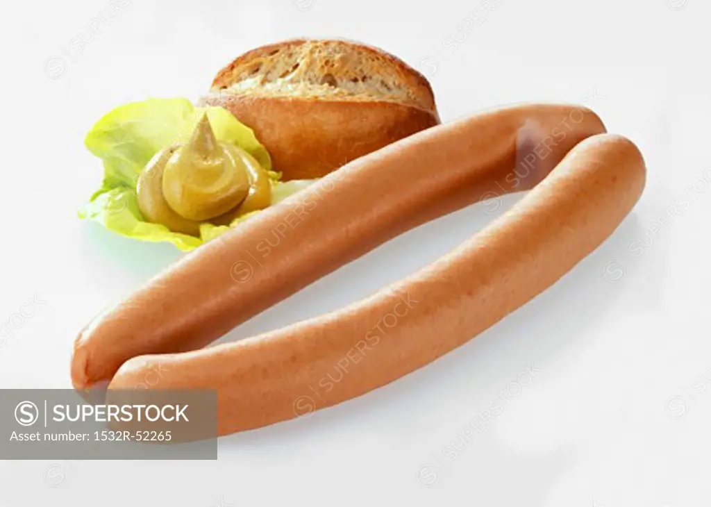 Frankfurters with mustard and bread roll