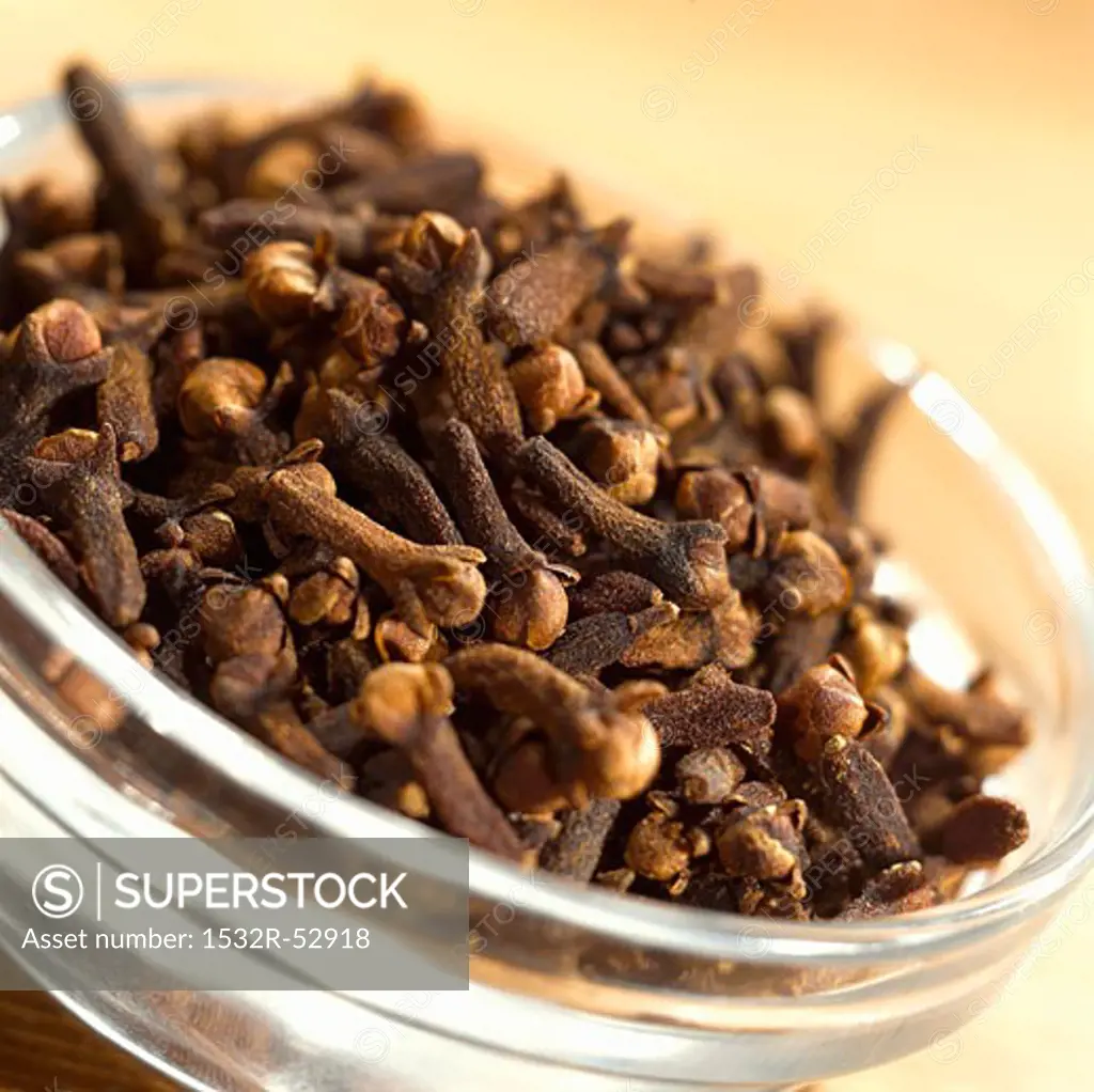 Cloves in glass dish (close-up)