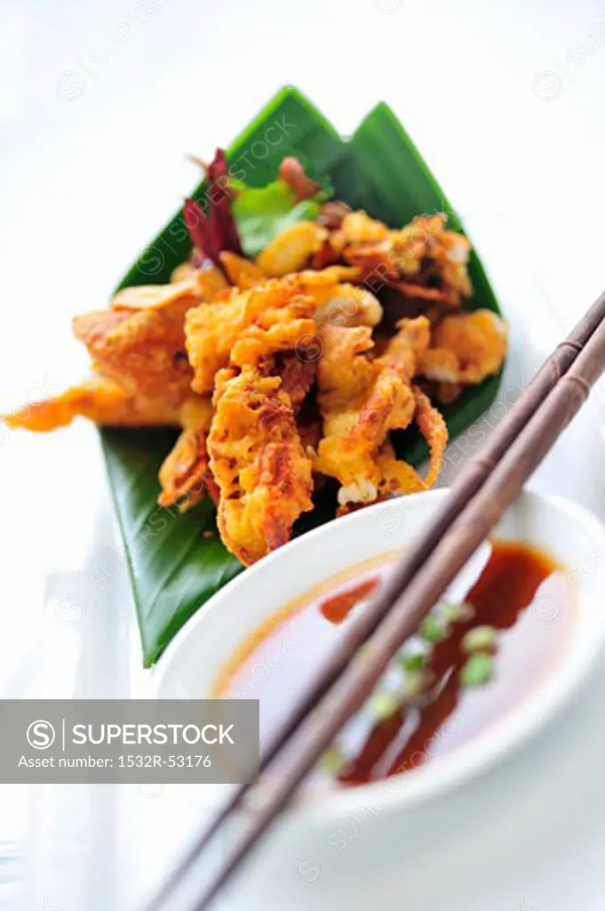 Deep-fried shrimps and calamari with soy sauce