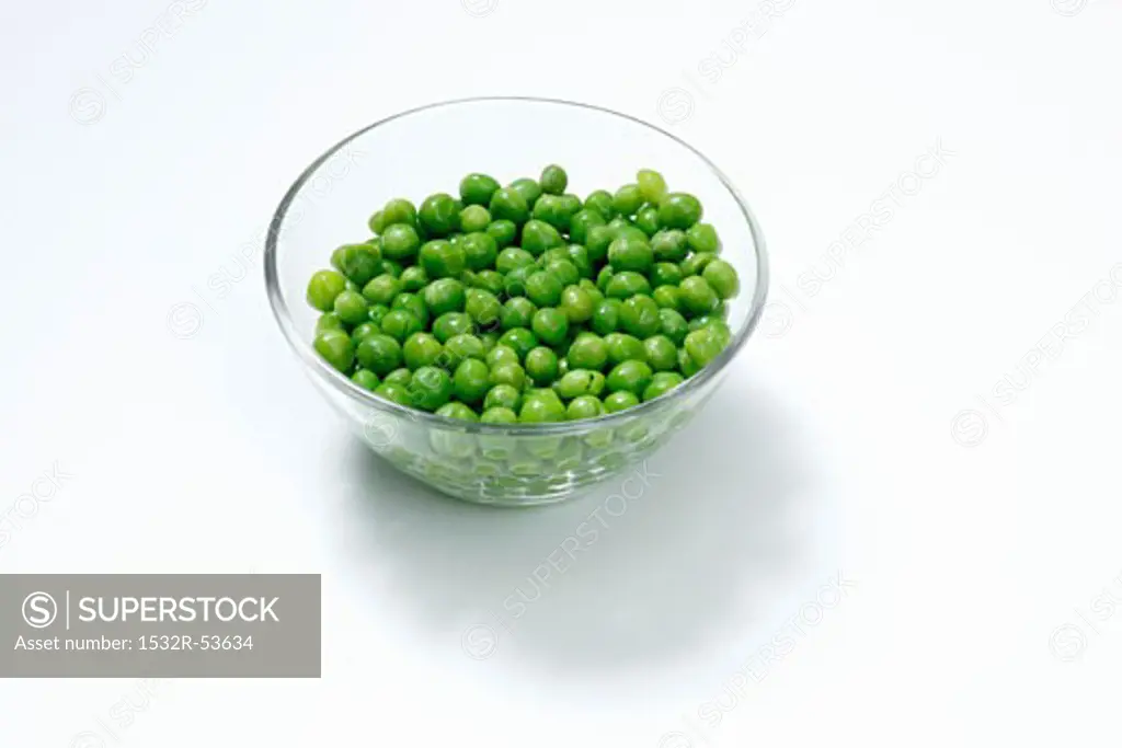 Freshly shelled peas in a dish