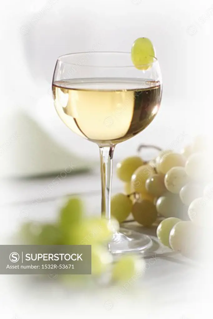 Grape juice in glass, green grapes