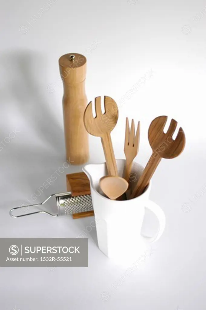 A pepper mill, a nutmeg grater and wooden cutlery