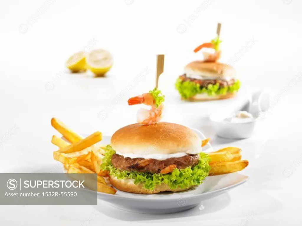 Hamburger with prawns and chips
