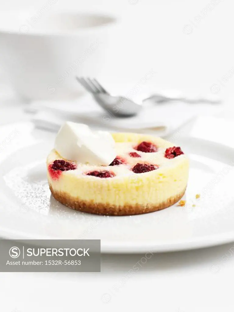Mini cheese cake with raspberries and creme fraiche