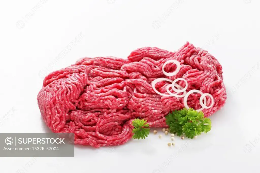 Freshly minced meat, onion rings and parsley