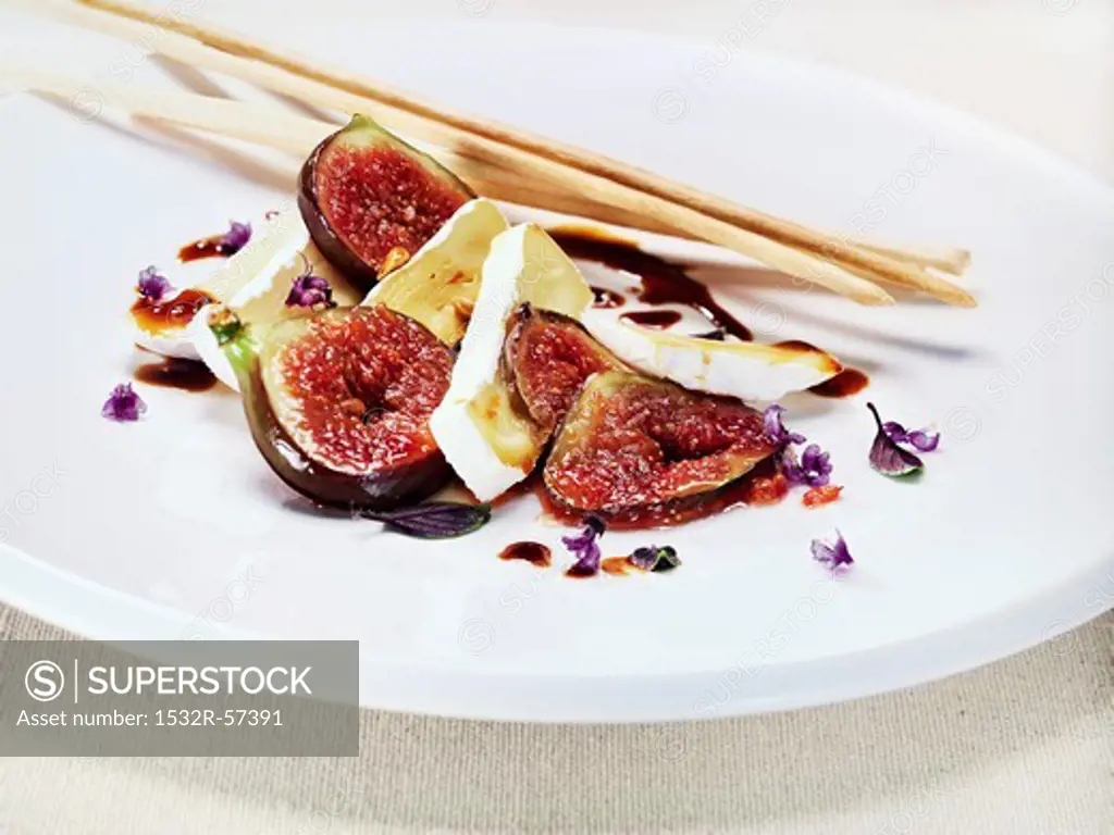 Camembert with figs, balsamic vinegar and grissini