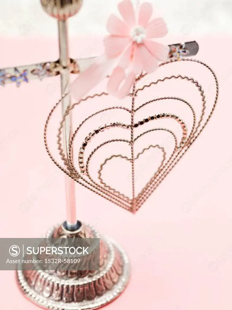Wire heart with pink flower on stand
