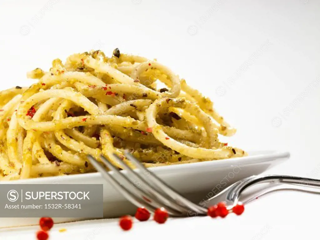 Spaghetti with pesto and pink peppercorns